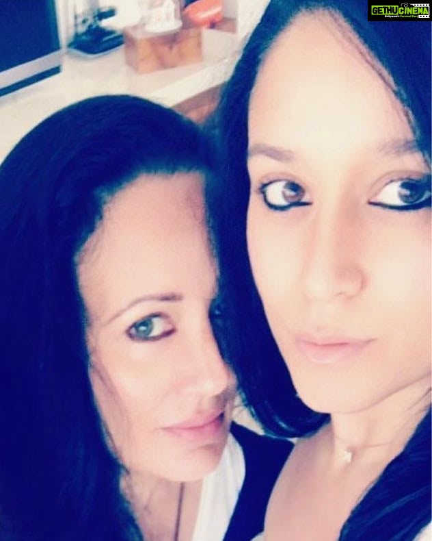 Jackie Shroff Instagram - Thanx for making everyday so beautiful and special @kishushroff @ayeshashroff #HappyWomansDay