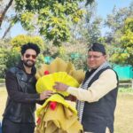Jackky Bhagnani Instagram - Met the Honourable Chief Minister of Uttarakhand @pushkarsinghdhami.uk , so thankful to him and the authorities for supporting us to facilitate smooth shooting for our upcoming film. And special thank you to Mr K.S. Chauhan, Nodal officer and @maytiwari for all the cooperation. 🙏
