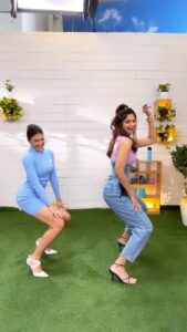 Jacqueline Fernandez Instagram - Kidding around 👯‍♀️ @filmy.mirchi #pintolashapeofyou #crazycrazy #reels #bts #fun #reelkarofeelkaro #reelitfeelit