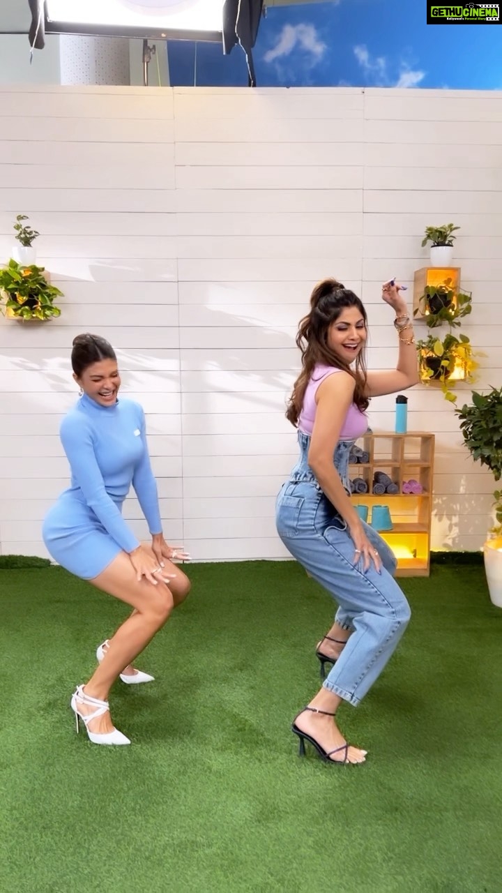 Jacqueline Fernandez Instagram - Kidding around 👯‍♀️ @filmy.mirchi #pintolashapeofyou #crazycrazy #reels #bts #fun #reelkarofeelkaro #reelitfeelit