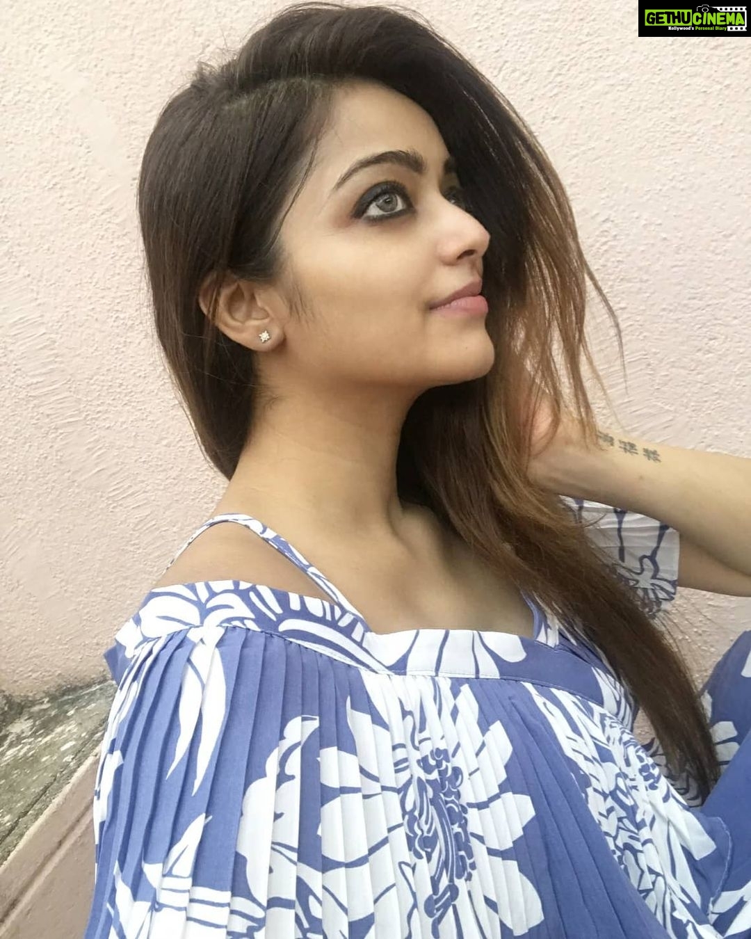 Janani Iyer - 65.9K Likes - I want to be the reason you look down at your phone and Smile .. Then walk into a pole! 😂🤪
Outfit - @thehazelavenue