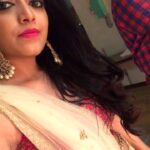 Janani Iyer Instagram - Back stage scenes! @ramyansk Wardrobe - @anjushankarofficial Earrings - @mspinkpantherjewel Make up and hair - @anutaneja06 Edogawa-ku, Tokyo, Japan