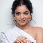Janani Iyer Instagram - Hey youuuu! Make up and styling- @artistrybyolivia Photgrapher - @ajay_shadowsphotography @shadowsphotographyy Hair- @mani_stylist_