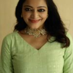 Janani Iyer Instagram - @jananihere_ rocking our Tara - Mint Green for #TamaraDiwali2021 @tamarachennai Video @poo.stories Hair Stylist @jamunadevraj