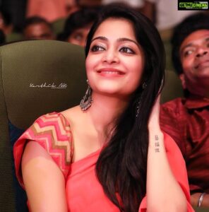 Janani Iyer Instagram - Vanakkam makkale! Super happy  to be back home after so long... can’t thank you enough for all the love u’ve been showing me... Romba romba nandri...Love you all!❤️❤️❤️❤️🙏
