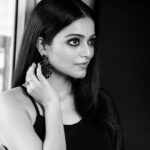Janani Iyer Instagram - B/W or Colour? #youprefer Make up and styling- @artistrybyolivia Photographer- @ajay_shadowsphotography @shadowsphotographyy Hair- @mani_stylist_