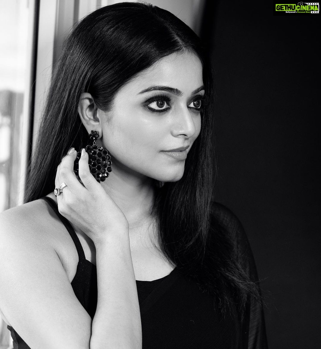 Janani Iyer Instagram - B/W or Colour? #youprefer Make up and styling- @artistrybyolivia Photographer- @ajay_shadowsphotography @shadowsphotographyy Hair- @mani_stylist_