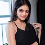 Janani Iyer Instagram - There’s something about black. You feel hidden away in it. Make up and styling - @artistrybyolivia Photographer- @ajay_shadowsphotography @shadowsphotographyy Hair- @mani_stylist_