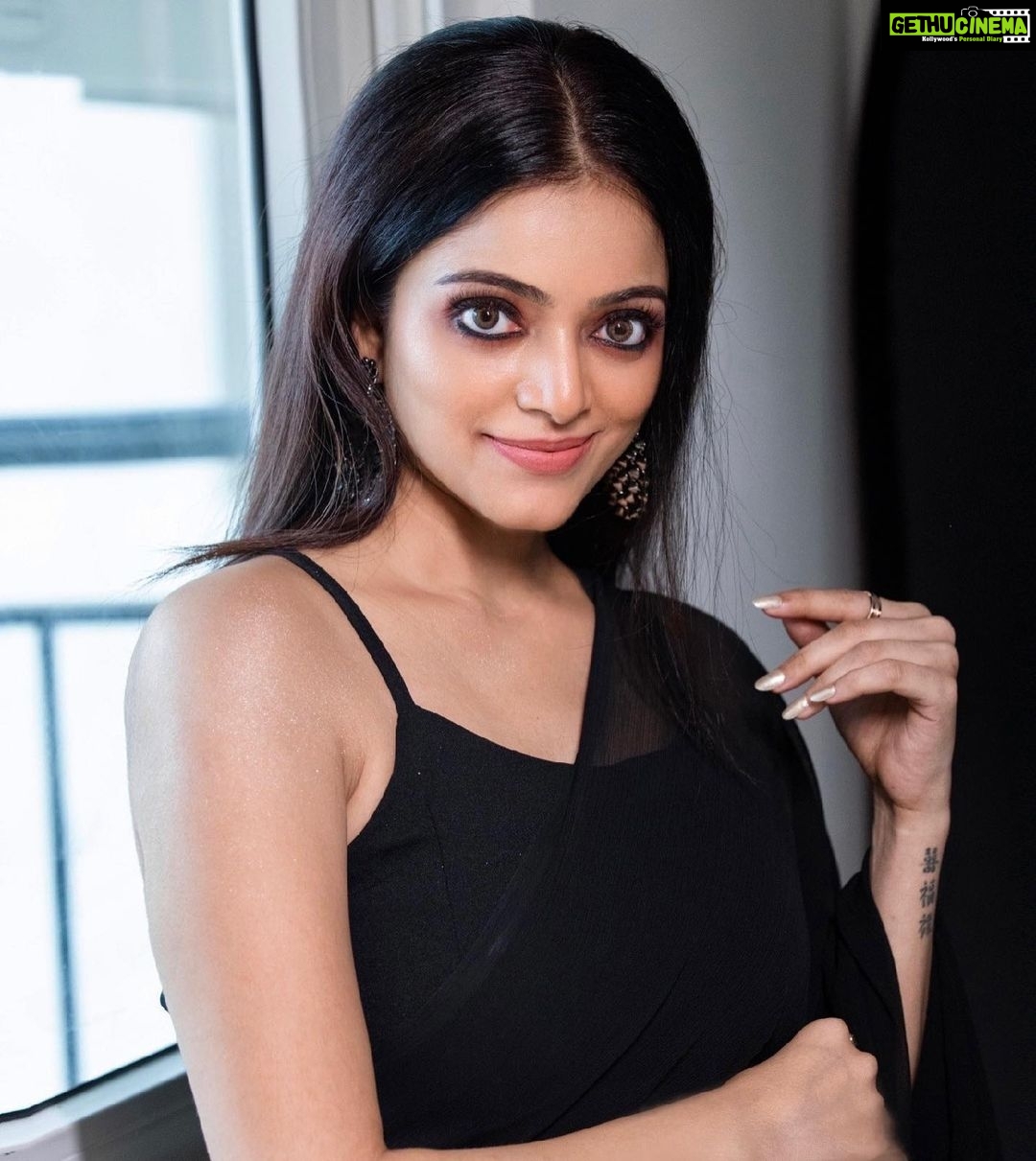 Janani Iyer Instagram - There’s something about black. You feel hidden away in it. Make up and styling - @artistrybyolivia Photographer- @ajay_shadowsphotography @shadowsphotographyy Hair- @mani_stylist_