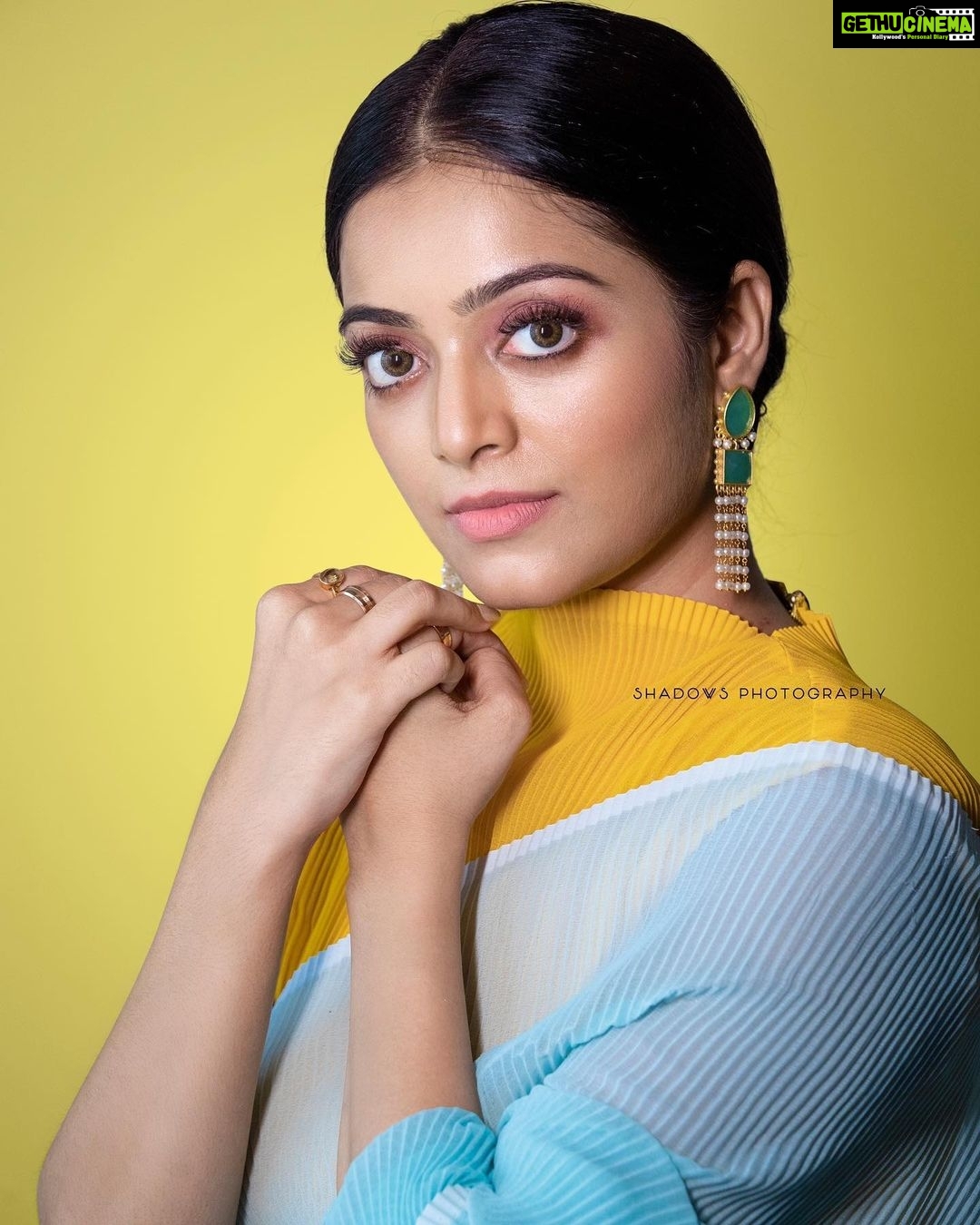 Janani Iyer Instagram - And some moreeeee!💛 P.S. - Inspired from @deepikapadukone ‘s recent look! Make up and styling- @artistrybyolivia Photographer- @ajay_shadowsphotography Hair- @mani_stylist_ Saree- @elegant_fashion_way