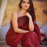 Janani Iyer Instagram - Turn your face to the sun and the shadow falls behind you! ✨ Photography- @thestoryteller_india Makeup and hair - @makeupartistrybykavithasekar Wardrobe - @zol_studio Jewellery- @pradejewels from @tamarachennai Kapaleeshwarar Temple