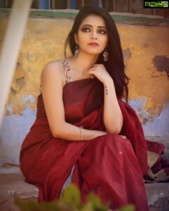 Janani Iyer Instagram - Turn your face to the sun and the shadow falls behind you! ✨ Photography- @thestoryteller_india Makeup and hair - @makeupartistrybykavithasekar Wardrobe - @zol_studio Jewellery- @pradejewels from @tamarachennai Kapaleeshwarar Temple