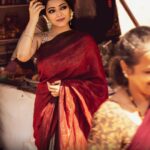 Janani Iyer Instagram - இனிய தமிழ் புத்தாண்டு நல்வாழ்த்துக்கள்!😊🙏 Photographer- @thestoryteller_india Make up and hair - @makeupartistrybykavithasekar Saree - @zol_studio Jewellery - @pradejewels from @tamarachennai