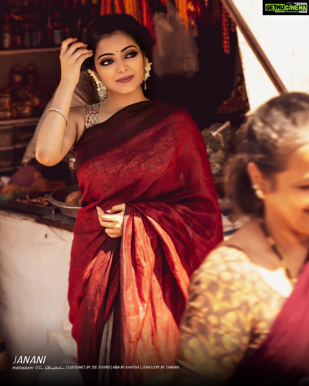 Janani Iyer Instagram - இனிய தமிழ் புத்தாண்டு நல்வாழ்த்துக்கள்!😊🙏 Photographer- @thestoryteller_india Make up and hair - @makeupartistrybykavithasekar Saree - @zol_studio Jewellery - @pradejewels from @tamarachennai
