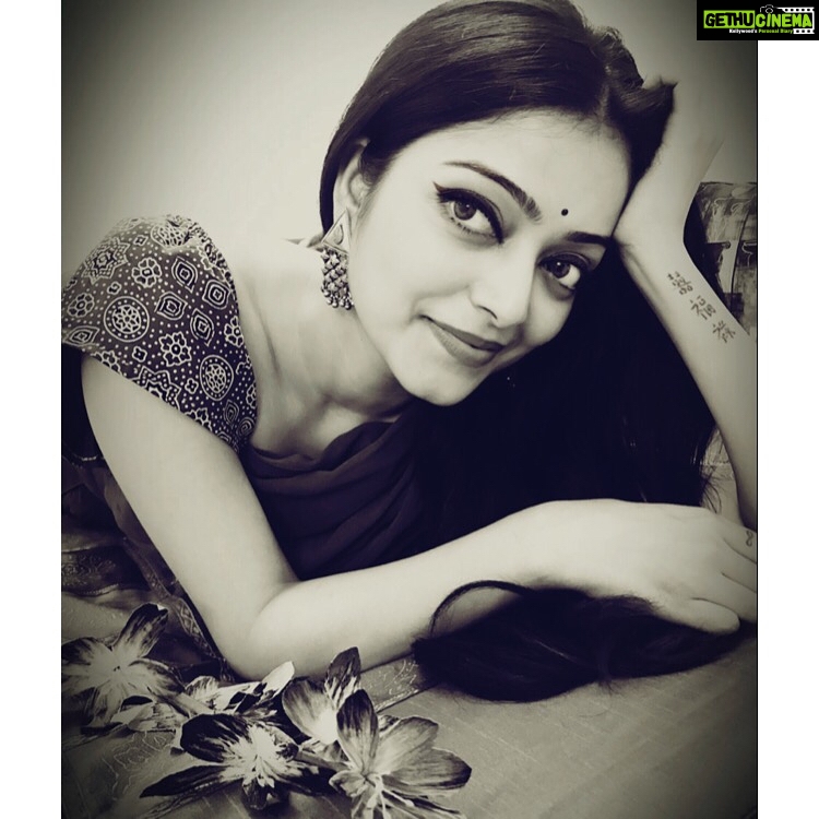 Janani Iyer Instagram - For the love of monochrome! #retrovibe #vintagefeel #shotoniphone #impromptushoot Pic credits - @divya.ganesh @littlemisscupcake_kritiyer ❤️