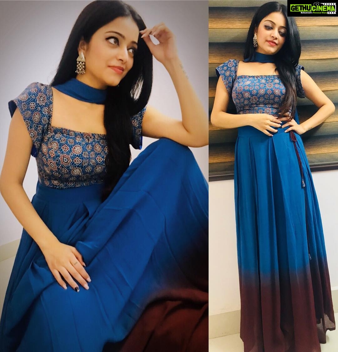 Janani Iyer Instagram - Wearing an ombré skirt and printed crop blouse from @tamarachennai Earrings - @pradejewels #aboutlastnight