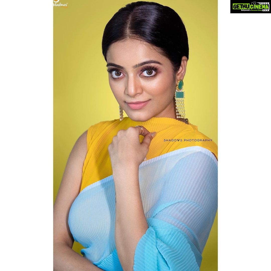 Janani Iyer - 70.2K Likes - Bloom with kindness! 💛 P.S. - Inspired from @deepikapadukone ‘s recent look!
Make up and styling- @artistrybyolivia
Photographer- @ajay_shadowsphotography
Hair- @mani_stylist_
Earrings- @adorebypriyanka
Saree- @elegant_fashion_way