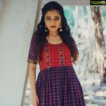 Janani Iyer Instagram - A picture can tell a thousand words, but a few words can change it! Photography- @anitakamaraj Wardrobe- @tamarachennai Make up - @anithasridharmakeup Hair -@siksha_chamling_rai from @vurvesalon Jewellery - @shopanicha #girlsquadstrong