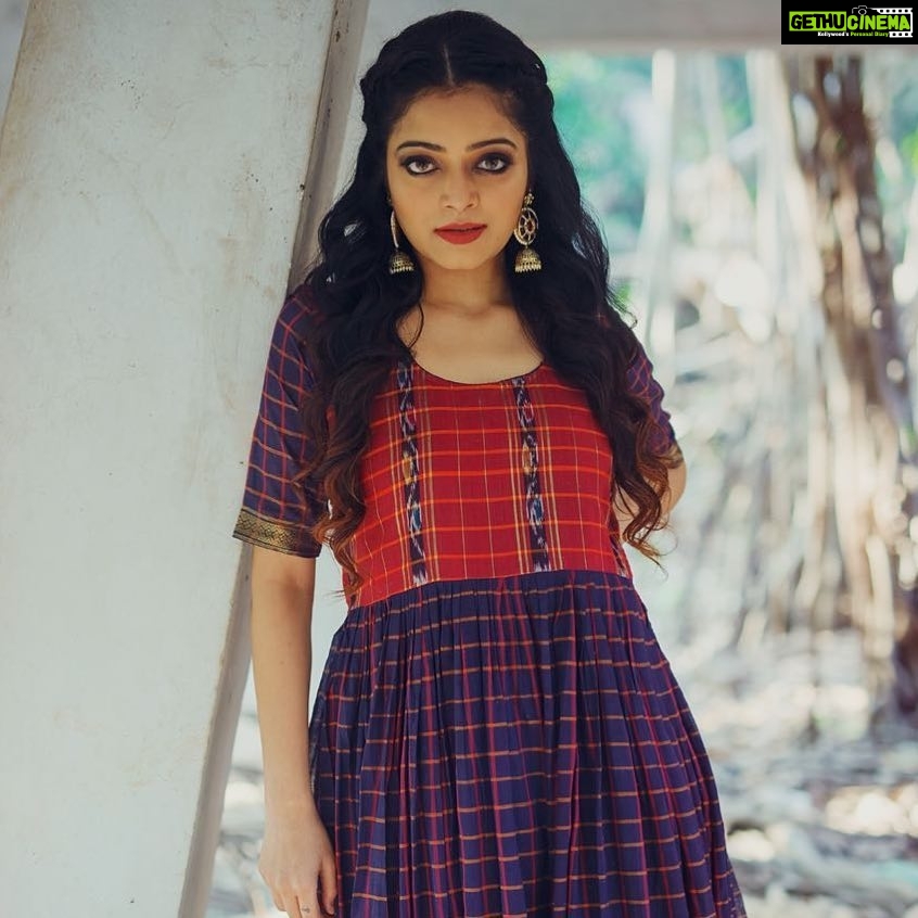 Janani Iyer Instagram - A picture can tell a thousand words, but a few words can change it! Photography- @anitakamaraj Wardrobe- @tamarachennai Make up - @anithasridharmakeup Hair -@siksha_chamling_rai from @vurvesalon Jewellery - @shopanicha #girlsquadstrong