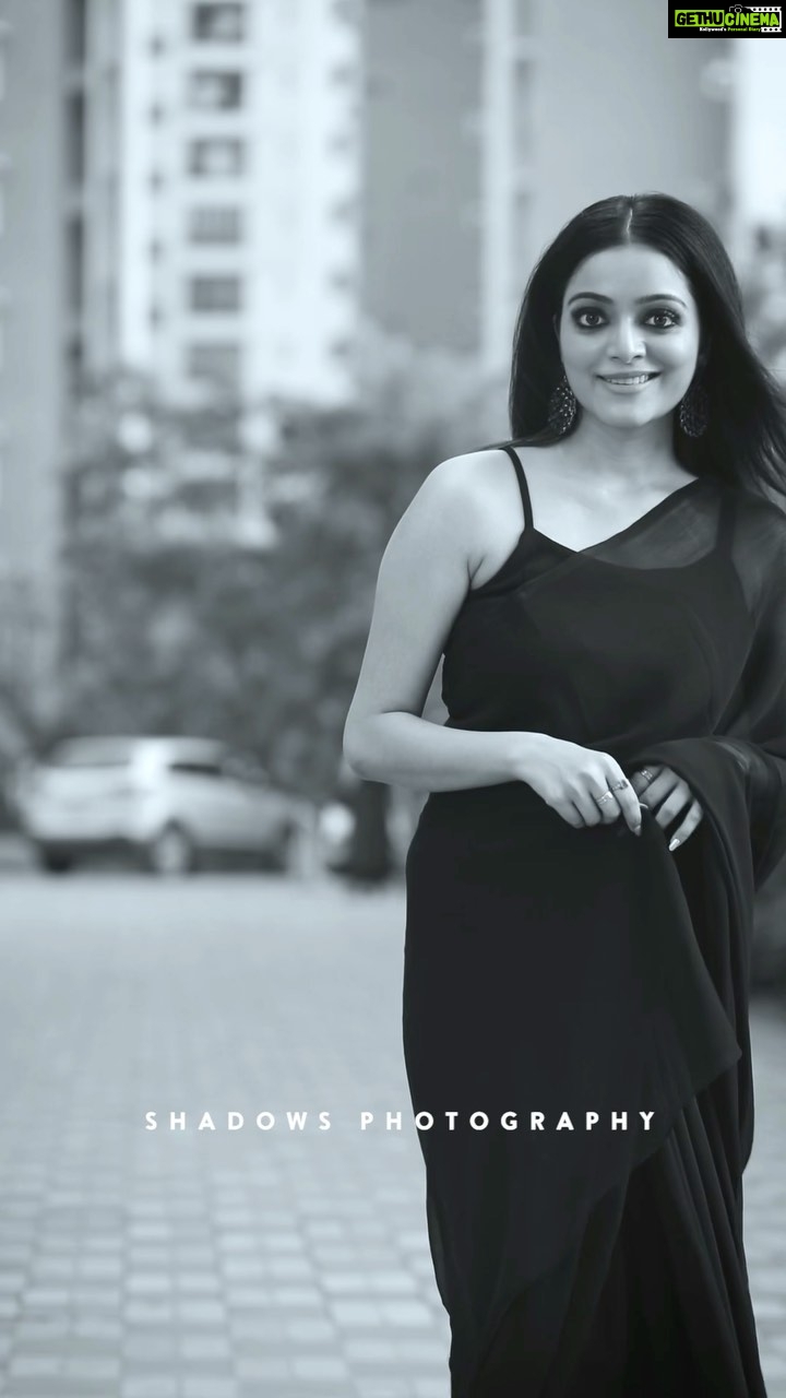 Janani Iyer - 74.6K Likes - 🖤🖤🖤
Make up and styling- @artistrybyolivia
Video- @ajay_shadowsphotography
Video edit- @shadowsphotographyy
Hair- @mani_stylist_
#reels #reelsinstagram #reelitfeelit #trendingreels #trending