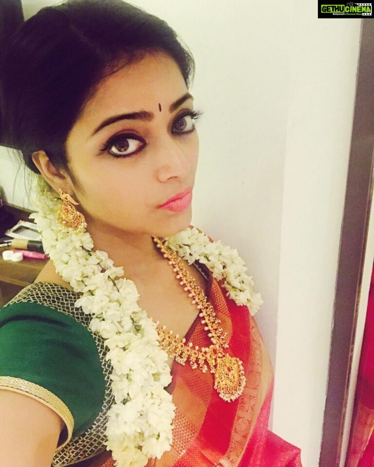 Janani Iyer Instagram - #throwbacktuesday #weddings #sareelove ❤️