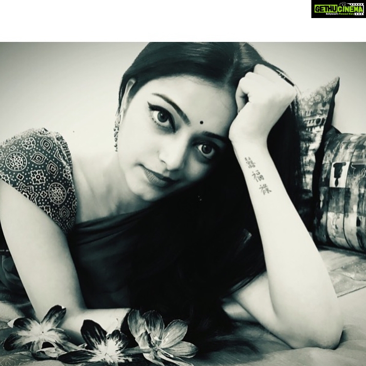 Janani Iyer Instagram - For the love of monochrome! #retrovibe #vintagefeel #shotoniphone #impromptushoot Pic credits - @divya.ganesh @littlemisscupcake_kritiyer ❤️