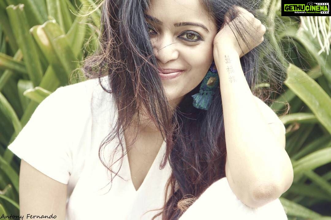 Janani Iyer Instagram - Messy hair don't care! @antonyfernandophotography @tamarachennai Somerset Greenways Chennai
