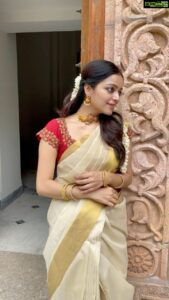Janani Iyer Instagram - Festive vibes! ❤️🌸 
Designer Blouse - @anjushankarofficial 
Jewellery- @shopanicha 
#onam #instagramreels #reels #reelsinstagram #trendingreels #tamilreels