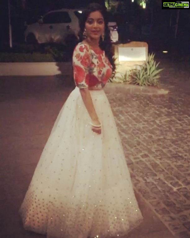 Janani Iyer Instagram - As if I could wear this gorgeous skirt without doing the mandatory twirl?😜💃💃 #photospamcomingup @mrunaliniraodesign @shilpathestylist Novotel Hyderabad Convention Centre