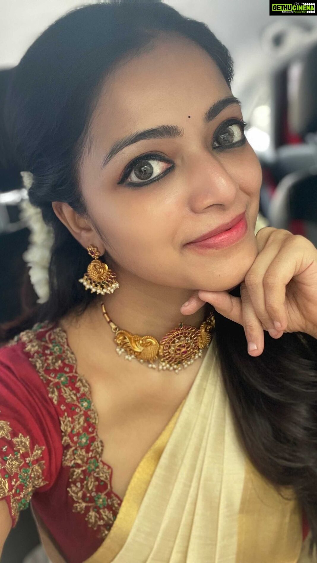 Janani Iyer Instagram - Madness all the way! 🥸 #reels #instagramreels #trending #trendingreels #onam #festivevibes #tamilreels #reelsofinstagram #reelitfeelit @krithika_ramanioffl @johan_sathyadas @bekay_photography @johnferri.1111
