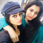 Janani Iyer Instagram - One with the baby sister! #throwingitback #lankandiaries🇱🇰 @krithika_ramanioffl Nuwara Eliya