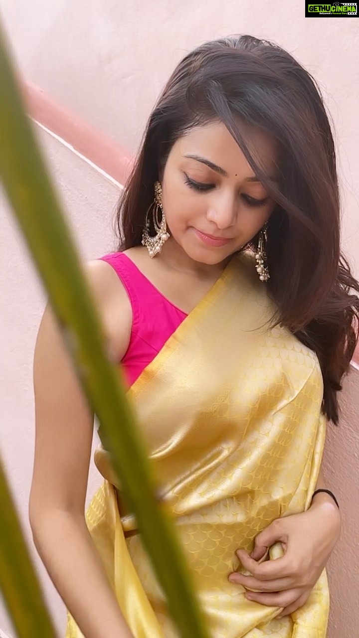 Janani Iyer - 81.9K Likes - When in doubt, wear a saree! 😁 #feelitreelit #instagramreels #saree #reelsinstagram #reels #tamilreels