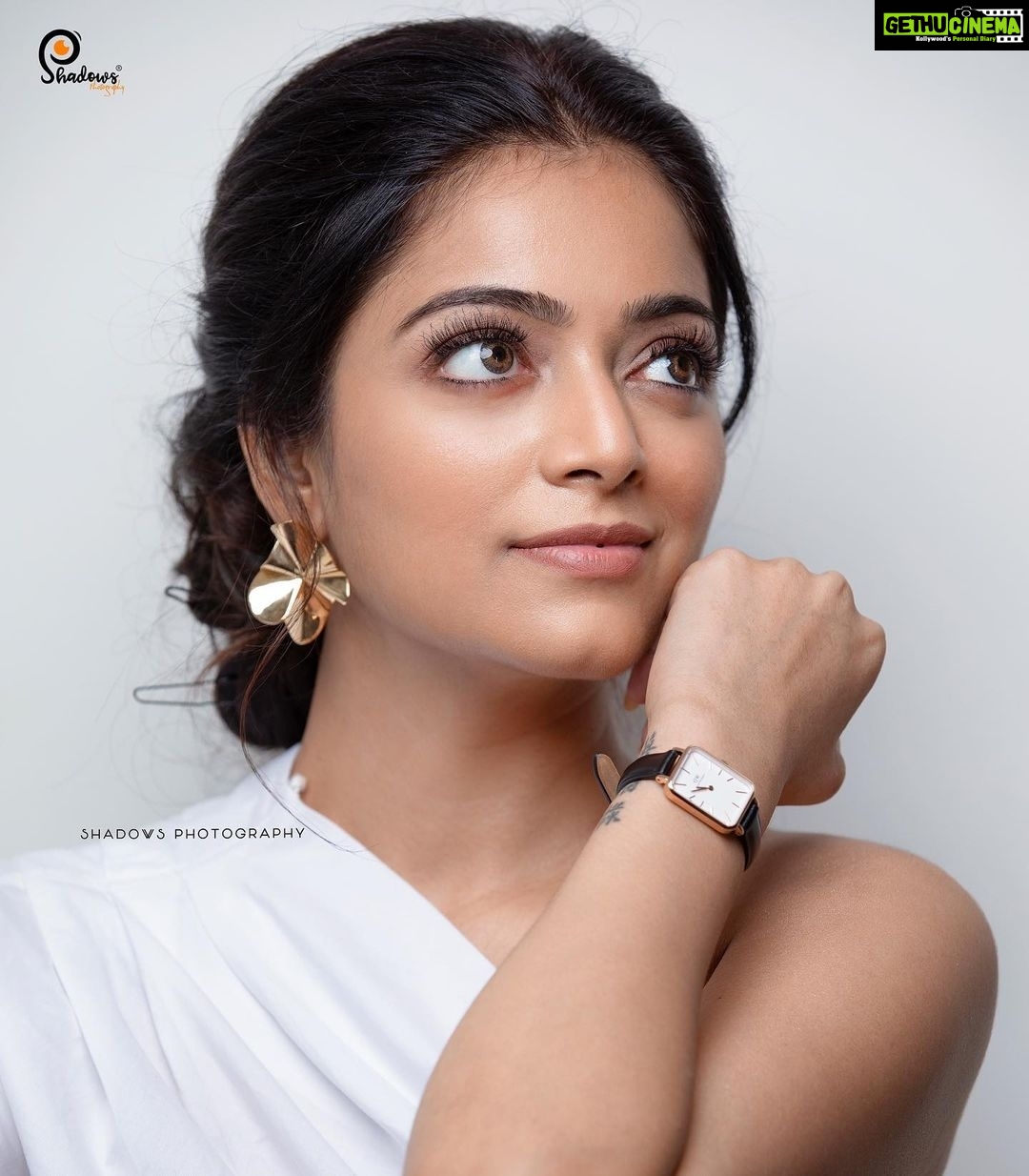 Janani Iyer Instagram - Hey youuuu! Make up and styling- @artistrybyolivia Photgrapher - @ajay_shadowsphotography @shadowsphotographyy Hair- @mani_stylist_
