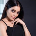 Janani Iyer Instagram - B/W or Colour? #youprefer Make up and styling- @artistrybyolivia Photographer- @ajay_shadowsphotography @shadowsphotographyy Hair- @mani_stylist_