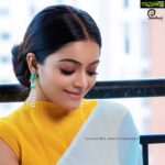 Janani Iyer Instagram - Focussing on the good! P.S- inspired from @deepikapadukone ‘s recent look! Make up and styling - @artistrybyolivia Photographer - @ajay_shadowsphotography @shadowsphotographyy Hair - @mani_stylist_ Earrings- @adorebypriyanka Saree- @elegant_fashion_way