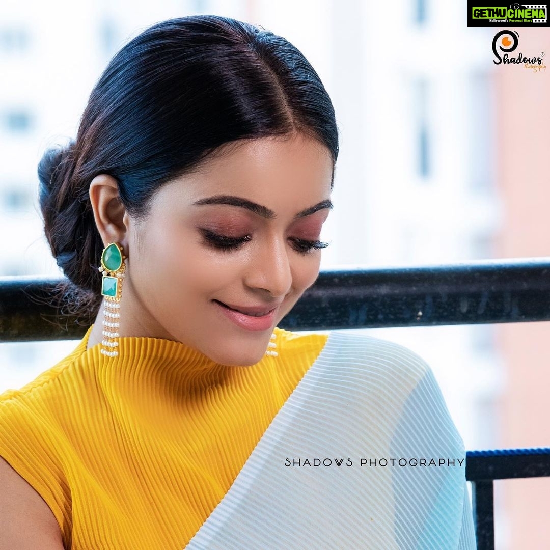 Janani Iyer Instagram - Focussing on the good! P.S- inspired from @deepikapadukone ‘s recent look! Make up and styling - @artistrybyolivia Photographer - @ajay_shadowsphotography @shadowsphotographyy Hair - @mani_stylist_ Earrings- @adorebypriyanka Saree- @elegant_fashion_way