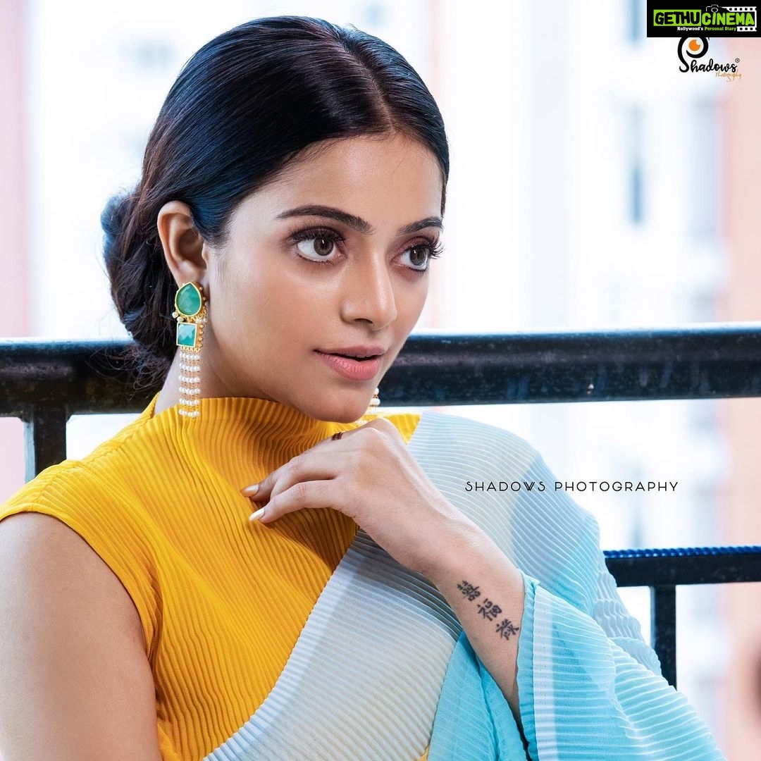 Janani Iyer Instagram - Focussing on the good! P.S- inspired from @deepikapadukone ‘s recent look! Make up and styling - @artistrybyolivia Photographer - @ajay_shadowsphotography @shadowsphotographyy Hair - @mani_stylist_ Earrings- @adorebypriyanka Saree- @elegant_fashion_way