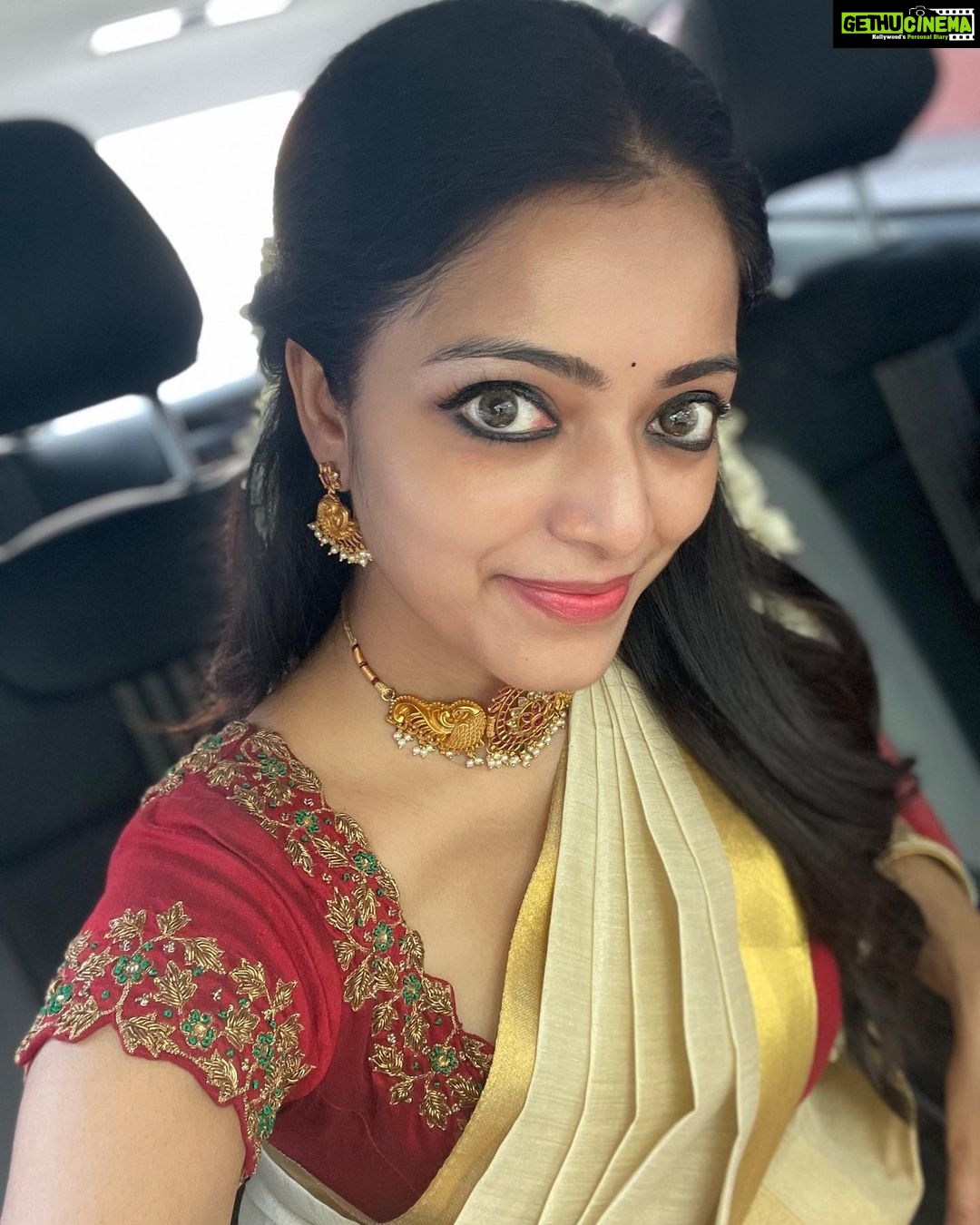 Janani Iyer - 80.2K Likes - Photodump! #onam2021 @krithika_ramanioffl