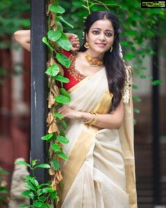 Janani Iyer Instagram - On this festive occasion,I extend my warm Greetings to you and your family! 🌸#onam #festivevibes 
Photographer- @johan_sathyadas 
Designer blouse-  @anjushankarofficial 
Jewellery- @shopanicha
Saree drapist - @_dhanahairandmakeup_ 
Edit - @johnferri.1111 @bekay_photography