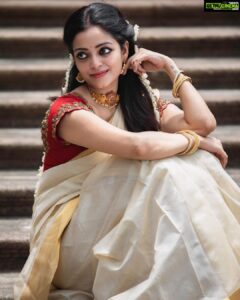 Janani Iyer Instagram - On this festive occasion,I extend my warm Greetings to you and your family! 🌸#onam #festivevibes 
Photographer- @johan_sathyadas 
Designer blouse-  @anjushankarofficial 
Jewellery- @shopanicha
Saree drapist - @_dhanahairandmakeup_ 
Edit - @johnferri.1111 @bekay_photography