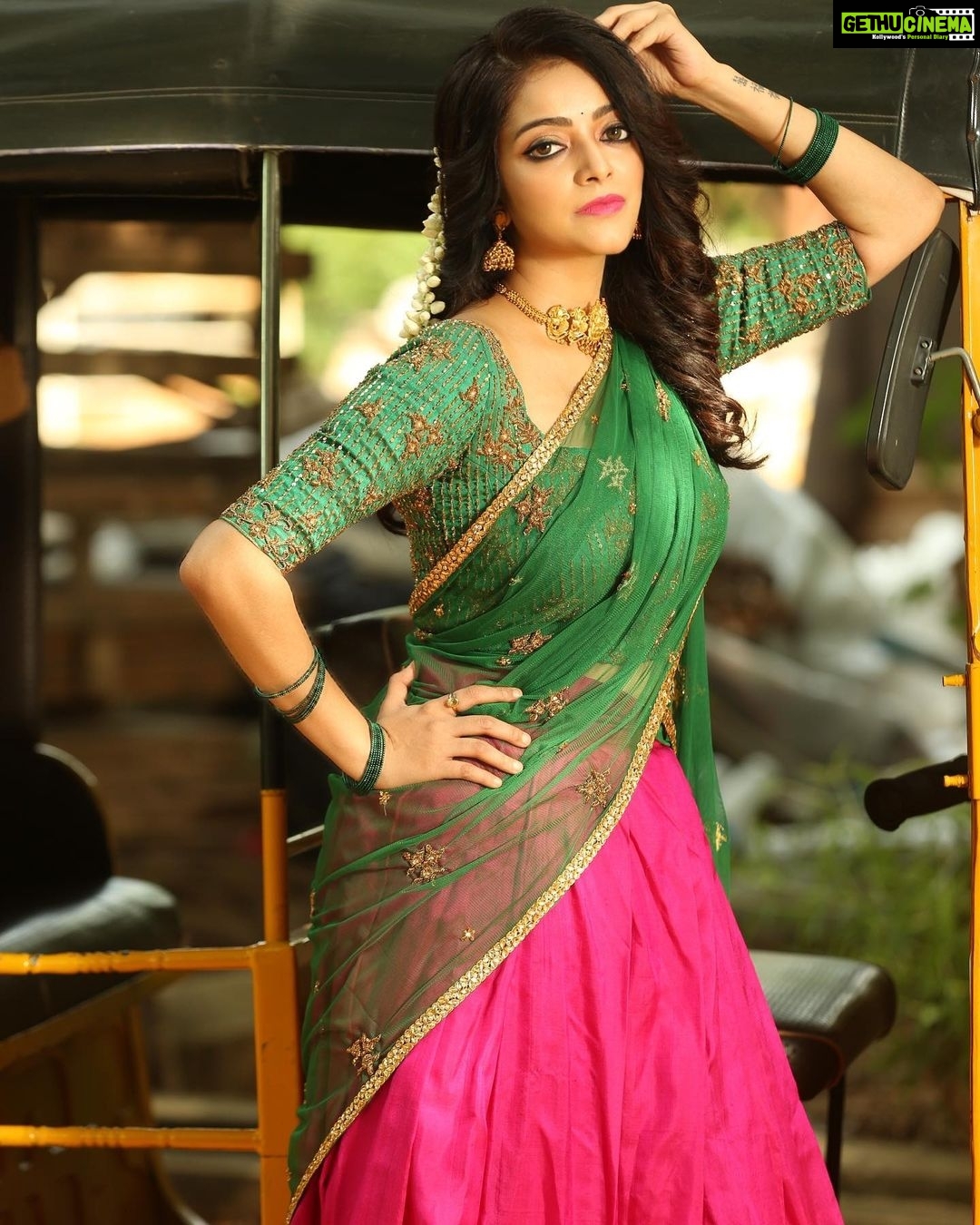 Janani Iyer - 75.3K Likes - Elegance is not being noticed, it's about being remembered! 🙌🏻
Outfit - @anjushankarofficial
Photgrapher - @stevenaj14 @sathish_jo_jo
Jewellery- @shopanicha
Make up- @makeup_artist_babu
Hair - @prabhakaran486