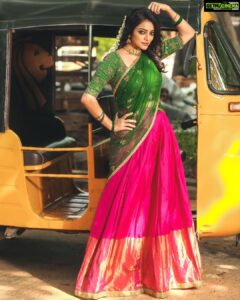 Janani Iyer Instagram - Elegance is not being noticed, it's about being remembered! 🙌🏻

Outfit - @anjushankarofficial 
Photgrapher - @stevenaj14 @sathish_jo_jo 
Jewellery- @shopanicha 
Make up- @makeup_artist_babu 
Hair - @prabhakaran486