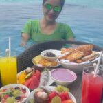 Janani Iyer Instagram - Sunny days and Mellow Vibes!🌞😎#maldives #thesunnysideoflife #visitmaldives #rediscovermaldives #tamilreels #floatingbreakfast @visitmaldives @residencemaldivesdhigurah #reelsofinstagram