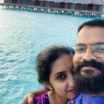 Jayasurya Instagram – രണ്ട് എന്ന ഒന്ന്….
നമ്മുടെ കല്ല്യാണത്തിനും മുൻപ്, നമ്മുടെ പ്രണയത്തിനും മുൻപ് നീ എന്നോട് പറഞ്ഞ ഡയലോഗുണ്ട്. “നിന്നെ കെട്ടുന്നവള് എന്തായാലും പെടും മോനേ… ” എന്ന്. ആ പറഞ്ഞ നീ പെട്ടിട്ട് ഇന്നേക്ക് 15 വർഷം.
ആ ഇടപെടലില് നമുക്കിപ്പോ രണ്ട് മക്കളും.
എനിക്ക് തോന്നീട്ടുള്ളത് കല്ല്യാണ സമയത്ത് നമ്മൾ ചിലപ്പോൾ മാനസികമായി ഒരേ തലത്തിൽ ആയിരിക്കും എന്നാൽ കുറച്ച് നാൾ കഴിയുമ്പോൾ ഇതിൽ ഏതെങ്കിലും ഒരു വ്യക്തി മാനസികമായി വളരും മറ്റേയാൾ അവിടെ തന്നെ നിൽക്കും, അപ്പോഴാണ് എന്നെ മനസ്സിലാക്കാൻ പറ്റുന്നില്ല എന്നൊക്കെ  പറയുന്നത്. എന്തായാലും നീ വളർന്നതോടൊപ്പം എന്നെയും ഒപ്പം വളർത്തിയതിന് നിനക്ക് നന്ദി.
പണ്ട് ഒന്നുമില്ലാതിരുന്ന സമയത്ത് ഞാൻ നിനക്ക് തന്ന ഒരു വാക്കുണ്ട് “നിന്റെ മുഖത്തെ ആ ചിരി ഞാൻ ഒരിക്കലും മായ്ക്കില്ല എന്ന് ” ആ വാക്ക് തന്നെ എനിക്ക് ഇന്നും തരാനുള്ളൂ…
ഒരു പുരുഷനെ സൃഷ്ടിക്കുന്നതും, പൂർണ്ണതയിലേക്ക് എത്തിക്കുന്നതും ഒരു സ്ത്രീയാണ് എന്ന് ഞാൻ വിശ്വസിക്കുന്നു, അതുപോലെ തന്നെ തിരിച്ചും. ഈ പരസ്പര ബഹുമാനമാണ് ഏത് ഒരു ബന്ധവും ശക്തമാക്കുന്നത്. നീ ഇന്നും ഭാര്യ മാത്രമാകാതെ എന്റെ ഫ്രണ്ടായും പ്രണയിനിയായും, എന്നിൽ ചേർന്ന് നിൽക്കുമ്പോൾ ഞാൻ തിരിച്ചറിയുന്നു ഒരു ആത്മാവിന് രണ്ട് ശരീരങ്ങളിൽ ജീവിക്കാൻ കഴിയുമെന്ന്. ഇനിയുള്ള ജന്മ ജന്മാന്തരങ്ങളിലും ഒരുമിച്ച് തന്നെയുണ്ടാവട്ടെ എന്ന പ്രാർത്ഥനയോടെ …. നിന്റെ….. ഞാൻ

NB : ഇനിയും ഭാര്യമാരേ കുറിച്ച് ഇതുപോലെ എന്ത് നുണയും പറയാൻ ഞങ്ങൾ ഭർത്താക്കൻമാർ ഒരിക്കലും ഒരു മടിയും കാണിക്കാറില്ല…..
ശരിയല്ലേ… MR. പെരേരാ … Sheraton Maldives Full Moon Resort & Spa