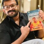 Jayasurya Instagram - പാടിപ്പുകഴ്ത്താത്ത നായകന്റെ ജീവിതം പറഞ്ഞ സിനിമയുടെ തിരക്കഥാ പുസ്തകം. Captain Story of an unsung hero. വെള്ളത്തിന്റെ ക്യാപ്റ്റനെഴുതിയ പുസ്തകം ഇപ്പോൾ വിപണിയിൽ. @prajeshsen