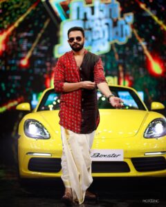 Jayasurya Instagram - എല്ലാവർക്കും സ്നേഹം നിറഞ്ഞ ഓണാശംസകൾ 💐💐💐 📸 @jinishphotogenic 📸@kalapurackan_ @sarithajayasurya_designstudio @sarithajayasurya @porschecentrekochi