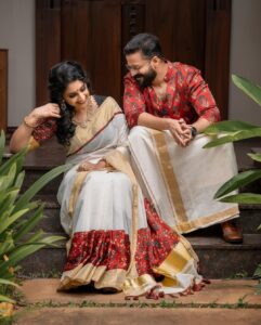 Jayasurya Instagram - എല്ലാവർക്കും സ്നേഹം നിറഞ്ഞ ഓണാശംസകൾ 💐💐💐

📸 @jinishphotogenic 
📸@kalapurackan_ 
@sarithajayasurya_designstudio 
@sarithajayasurya
@porschecentrekochi