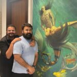 Jayasurya Instagram - ഇന്ന് ലാലേട്ടന്റെ ജന്മദിനം , കാഴ്ച്ചയുറച്ച നാൾമുതൽ കാണുന്ന മുഖമാണ്. സ്വാഭാവികമായും അതിനോട് അത്ഭുതം കലർന്ന ആരാധന ഞാനെന്നല്ല ഏതു മലയാളിയ്ക്കും ഉണ്ടാവും. ഈയടുത്തായി ചില കഥാപാത്രങ്ങൾ അനുഭവിക്കുമ്പോൾ ,അനുഭവിക്കുന്നയാളും അനുഭവവും ഒന്നായി മാറുന്ന ചില വിസ്മയ നിമിഷങ്ങൾ ചില കലാകാരൻമാർക്ക് ഉണ്ടായിട്ടുള്ളത് പോലെ എനിക്കും ഉണ്ടായിട്ടുണ്ട്. ആ ഒരു ശൂന്യതയാണ് പിന്നീടും ഞാനും ആഗ്രഹിക്കുന്നത്, അന്വേഷിക്കുന്നത് . ഇതിനെകുറിച്ച് ലാലേട്ടനെ കാണുമ്പോ പലപ്പോലും ഞാൻ ചോദിച്ചിട്ടുണ്ട് " ലാലേട്ടാ.. എങ്ങനെയാ.. ഇങ്ങനെയൊക്കെ അഭിനയിക്കണേ.. ? ലാലേട്ടൻ പറയും " മോനേ അത് നമ്മളലല്ലോ നമ്മൾ പ്രകൃതിയെ ഏൽപ്പിക്കയല്ലേന്ന്. ഈ പ്രകൃതിയെ എൽപ്പിച്ച് പ്രകൃതി തന്നെയായി മാറുന്ന ആ പൂർണ്ണത , ആ വിസ്മയം അത് എത്ര കൊല്ലമെടുക്കും ഒരാൾ അങ്ങനെയാവാൻ ? ലാലേട്ടൻ എന്ന് മുതലായിരിക്കും ആ പൂർണ്ണതയിൽ എത്തീട്ടുണ്ടാകുക ?എന്നോട് ചോദിച്ചാൽ ഞാൻ പറയും അത് "മഞ്ഞിൽ വിരിഞ്ഞ പൂക്കൾ " മുതൽ തന്നെയെന്ന്. പ്രീയ ഗുരുനാഥന് ജന്മദിനാർച്ചന ജയസൂര്യ @mohanlal