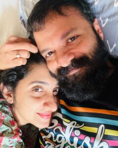 Jayasurya Instagram - എന്നെ എനിക്ക് കാണിച്ചു തന്ന നിനക്ക് ...... “ Happy wedding anniversary “ @sarithajayasurya 17 years of love.....