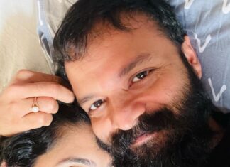 Jayasurya Instagram - എന്നെ എനിക്ക് കാണിച്ചു തന്ന നിനക്ക് ...... “ Happy wedding anniversary “ @sarithajayasurya 17 years of love.....